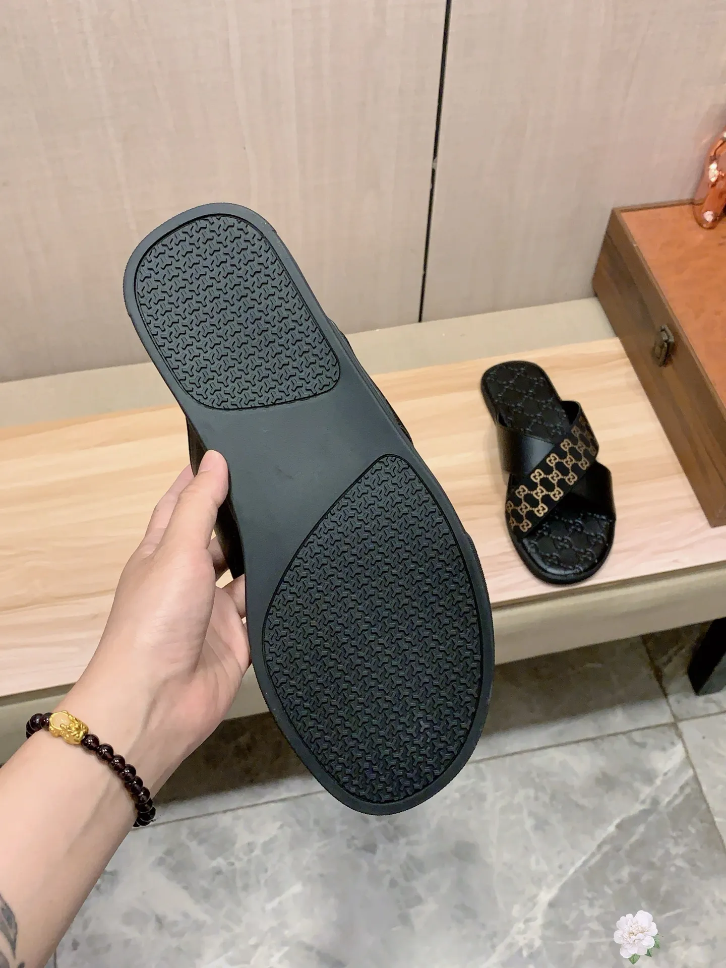 Slippers: New model: Factory price: 260💰💰🎩🎩🔥🔥《 Gucci* 》Series of slippers top purchasing agent🔍🔍Sold at the same time for men, original Italian imported webbing made of selected cowhide, exquisite workmanship,), sole: (super comfortable) original factory special sole, ⚠️exclusive double-layer movable molded sole super comfortable⚠️, real shot🎬the real thing is more beautiful🔍🔍266 regular code 38-44, can be ordered 45.
